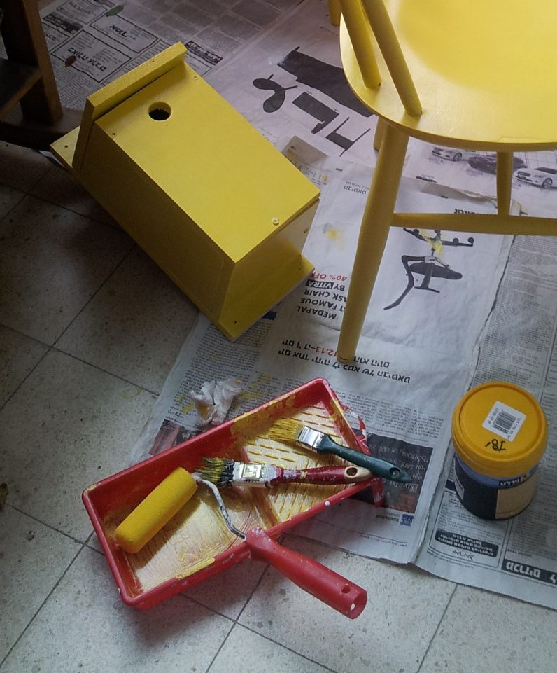 תיבה מסנדביץ' פשוט, שנוגבו עליה המברשות בהן צבעתי את הכיסאות הצהובים מפוסט קודם